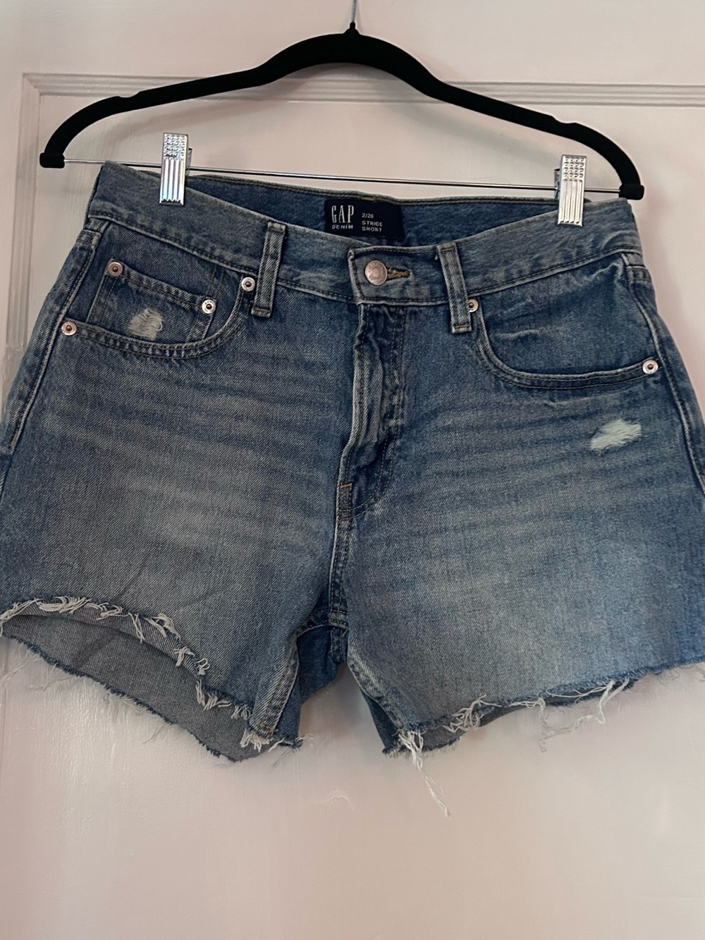 Womens GAP Distressed stride shorts size 2/26 inseam 4” rise 10”